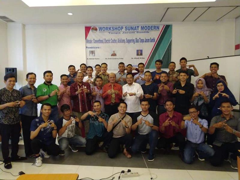 Tim Rumah Sunat Happy dalam kegiatan sunat modern